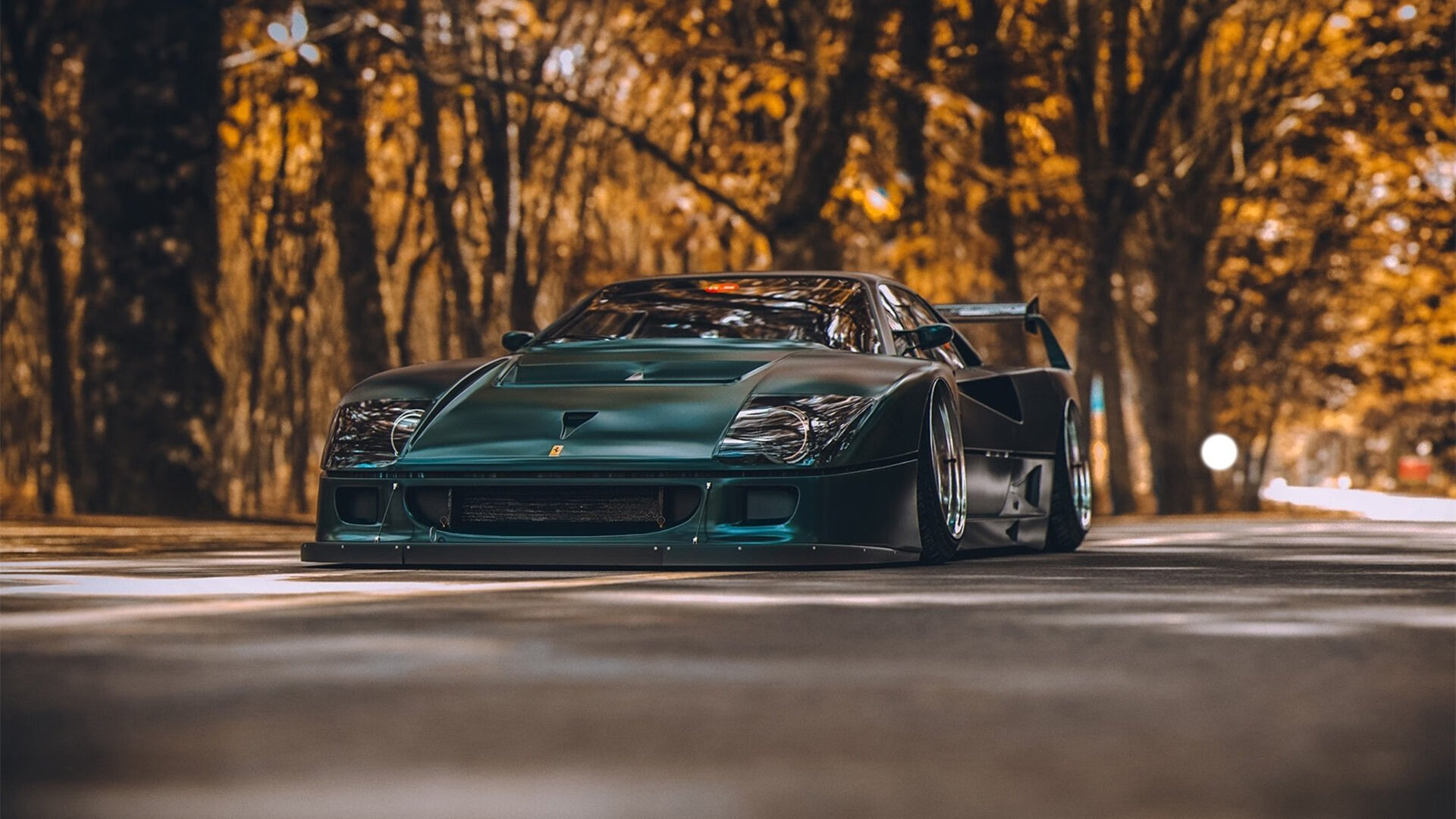 绿茵引擎的轰鸣，响彻硬木地板，当鹈鹕掀翻独行侠，F1争冠的硝烟悄然飘来